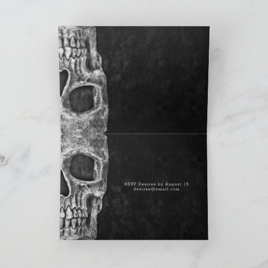 Gothic Skull Head Schwarz-Weiß-Gehäuse Einladung (Innenseite)