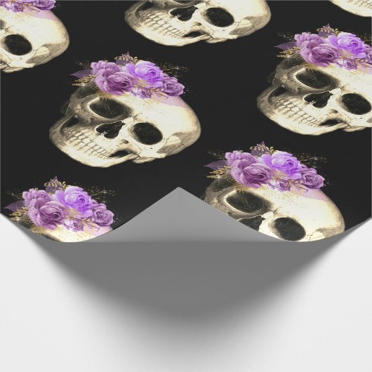 Gothic Skull Lila Rose Muster Halloween Geschenkpapier (Ecke)