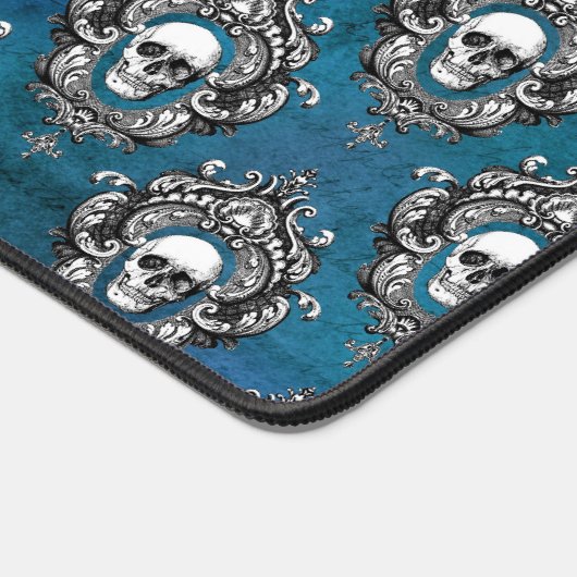 Gothic Skull Pattern auf blau Schreibtischunterlage (Ecke)