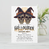 Gothic Skulls in Hats Halloween Party Einladung (Stehend Vorderseite)