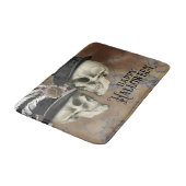 Gothic Skulls in Hats Vintag Halloween Badematte (Schrägansicht)