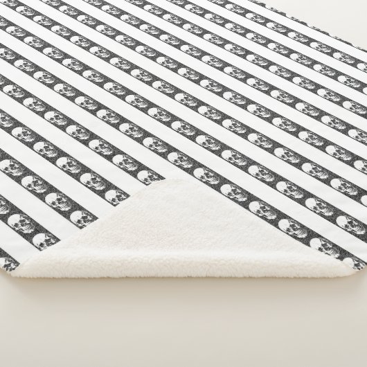 Gothic striped pattern with skulls sherpadecke (3/4)