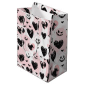 Gothic Valentine Black and Pink Hearts Mittlere Geschenktüte (Vorderseite Schrägansicht)