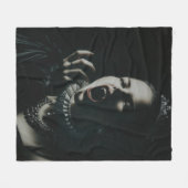 Gothic-Vampir-Königin-Wurfdecke – Dark Fantasy Fleecedecke (Vorderseite (Horizontal))