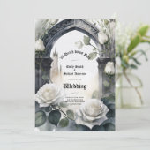 Gothic Wedding Black and White Roses Skulls Bloral Einladung (Stehend Vorderseite)