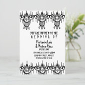 Gothic Wedding Chandelier Schwarz-weiß Einladung (Stehend Vorderseite)