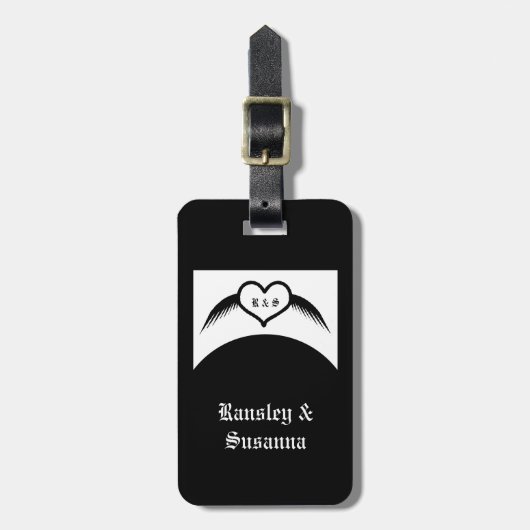 Gothic Wedding Flügelherz Mit Monogramm Gepäckanhänger (Vorderseite vertikal)