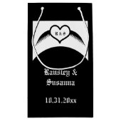 Gothic Wedding Flügelherz Mit Monogramm Kleine Geschenktüte (Rückseite)