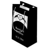 Gothic Wedding Flügelherz Mit Monogramm Kleine Geschenktüte (Rückseite Schrägansicht)