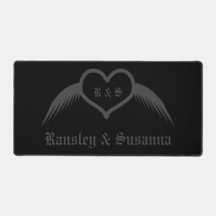 Gothic Wedding Flügelherz Mit Monogramm Schreibtischunterlage