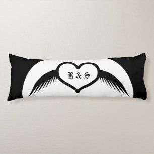 Gothic Wedding Flügelherz Mit Monogramm Seitenschläferkissen
