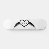 Gothic Wedding Flügelherz Mit Monogramm Skateboard (Horizontal)