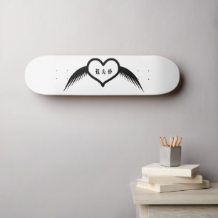 Gothic Wedding Flügelherz Mit Monogramm Skateboard