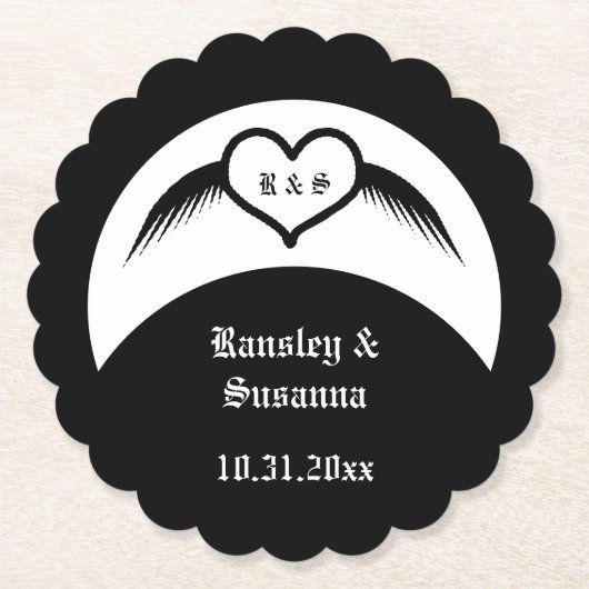 Gothic Wedding Flügelherz Mit Monogramm Untersetzer (Vorderseite)
