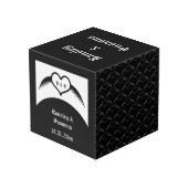 Gothic Wedding Flügelherz Mit Monogramm Würfel (Rückseite Schrägansicht)