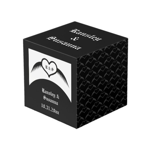 Gothic Wedding Flügelherz Mit Monogramm Würfel (Vorderseite Schrägansicht)