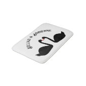 Gothic Wedding Kissing Black Swans Custom Badematte (Schrägansicht)