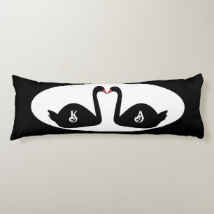 Gothic Wedding Kissing Black Swans Custom Monogram Seitenschläferkissen