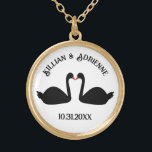 Gothic Wedding Kissing Black Swans Custom Vergoldete Kette<br><div class="desc">Diese wunderschöne Wedding Halskette zeigt ein digitales Kunstbild eines Paars schöner schwarzer Schwäne,  die sich gegenüberstehen und wie sie küssen. Sie sind schwarz mit roten Augen und Schnallen. Es gibt einen eigenen Text,  damit Sie die Namen des glücklichen Paares und das Hochzeitstag angeben können.</div>