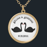 Gothic Wedding Kissing Black Swans Custom Vergoldete Kette<br><div class="desc">Diese wunderschöne Wedding Halskette zeigt ein digitales Kunstbild eines Paars schöner schwarzer Schwäne,  die sich gegenüberstehen und wie sie küssen. Sie sind schwarz mit roten Augen und Schnallen. Es gibt einen eigenen Text,  damit Sie die Namen des glücklichen Paares und das Hochzeitstag angeben können.</div>