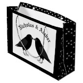 Gothic Wedding Kissing Ravens Custom Große Geschenktüte (Rückseite Schrägansicht)