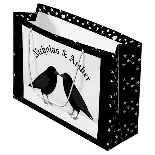 Gothic Wedding Kissing Ravens Custom Große Geschenktüte (Vorderseite Schrägansicht)