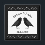 Gothic Wedding Kissing Ravens Custom Magnet<br><div class="desc">Dieser phantastische Wedding Magnet zeichnet sich durch ein digitales Kunstbild eines Paares von schönen schwarzen Raben aus, die sich gegenüberstehen und so aussehen, als würden sie sich küssen. Sie sind schwarz mit beatenen Augen und grauen Schnallen und Füßen. Weiße Sterne auf schwarzem Hintergrund über und unter den Vögeln. Es gibt...</div>