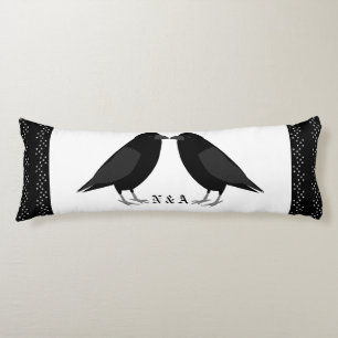 Gothic Wedding Kissing Ravens Custom Mit Monogramm Seitenschläferkissen