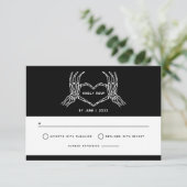 Gothic Wedding Skeleton Hands Hochzeitsstift QR Co Einladung (Stehend Vorderseite)