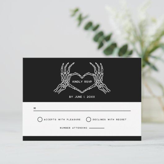 Gothic Wedding Skeleton Hands Hochzeitsstift QR Co Einladung (Stehend Vorderseite)
