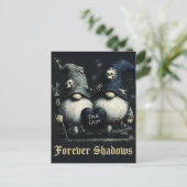 Gothische "True Grim" Gnome mit "Forever Shadows" Postkarte (Stehend Vorderseite)