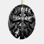 Gothischer Friedhof mit schmiedeeisernem keltische Keramikornament (Rechts)