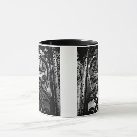 Gothischer Friedhof mit schmiedeeisernem keltische Tasse (Zentrum)