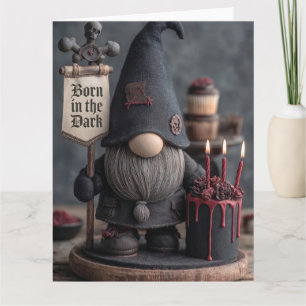 Gothischer Halloween-Gnom mit Schild 'Geboren in d Karte