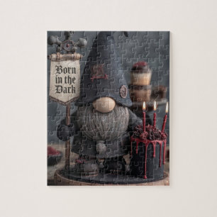 Gothischer Halloween-Gnom mit Schild 'Geboren in d Puzzle