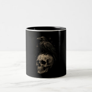 Gothischer Rabe auf Totenkopf-Vintage-Mysterium . Zweifarbige Tasse