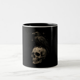 Gothischer Rabe auf Totenkopf-Vintage-Mysterium . Zweifarbige Tasse