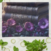Gothisches Buch Lila Blumenmuster Geschirrtuch (Gefaltet)