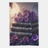 Gothisches Buch Lila Blumenmuster Geschirrtuch (Vertikal)