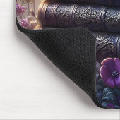 Gothisches Buch Lila Blumenmuster Mousepad (Ecke)