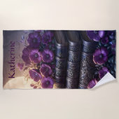 Gothisches Buch Lila Blumenmuster Strandtuch (Vorderseite)