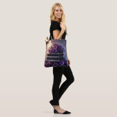 Gothisches Buch Lila Blumenmuster Tasche (Am Model)