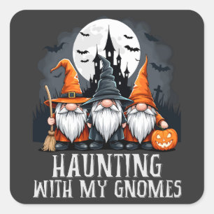 Gothisches Halloween-Gnom-Trio im Vintage-Burg-Sti Quadratischer Aufkleber