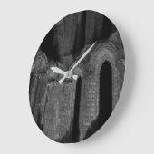 Gotische Bögen altes Schwarzes Whitby Abtei u. Große Wanduhr (Winkel)