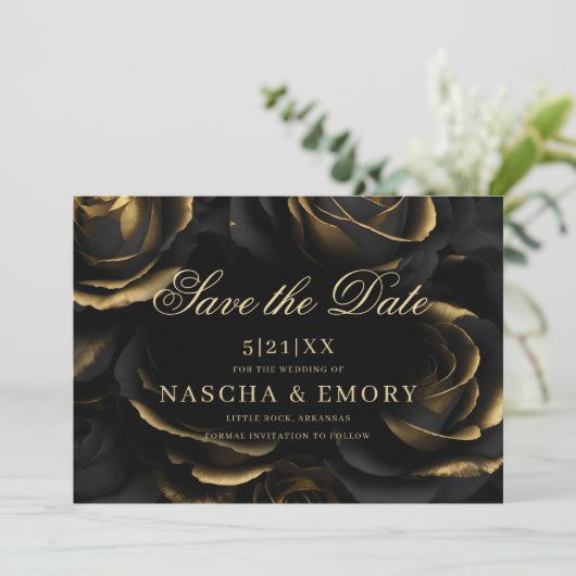 Gotische Elegante Black & Gold Rose Dunkle Hochzei Save The Date (Stehend Vorderseite)