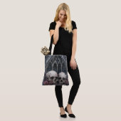 Gotische Fenster und Skulls Tasche (Am Model)