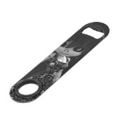Gotische Flickenpuppen BW Speed Flaschenöffner (Vorderseite Schrägansicht)