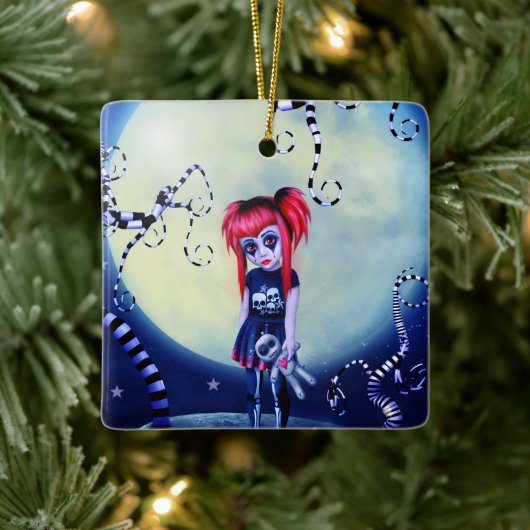 Gotische Girl-Voodoo-Puppe und gruselige Reben Keramikornament (Baum)