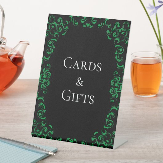 Gotische Hochzeit grün und schwarz Sockelschild (In Situ)