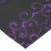 Gotische Hochzeit lila & schwarz Tischdecke (Schrägansicht)